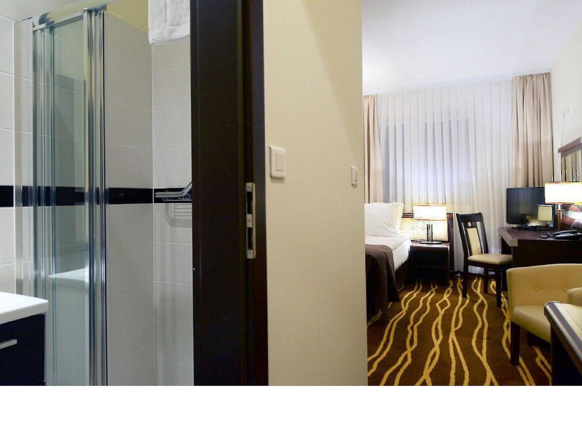 Hotel Business Faltom Gdynia Rumia Bagian luar foto